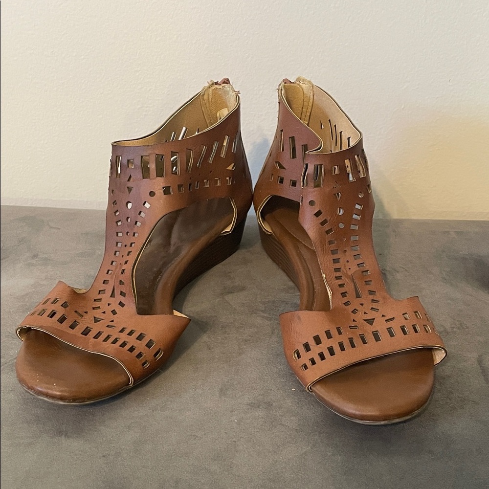 Dexflex Comfort Tan Cutout Sandals